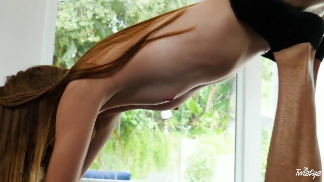 Тренер растягивает членом узкую пилотку рыжеволосой спортсменки