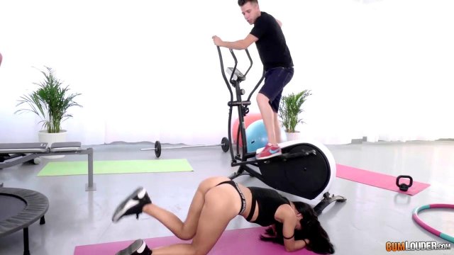 Превью Фитоняша после зарядки запрыгнула потной писей на хуй тренера № 2080