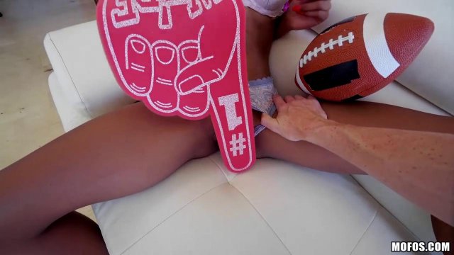 Превью Чирлидерша получила в глубокую щелочку большой красивый пенис № 2109