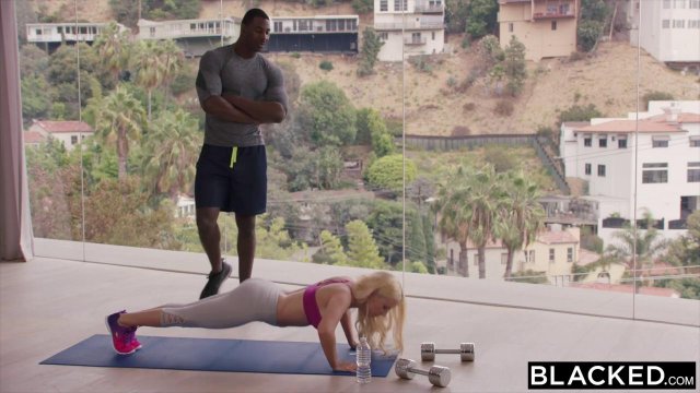 Превью Баскетболист ласкает гигантской черной палкой дырочки фитоняши в белых лосинах № 2265