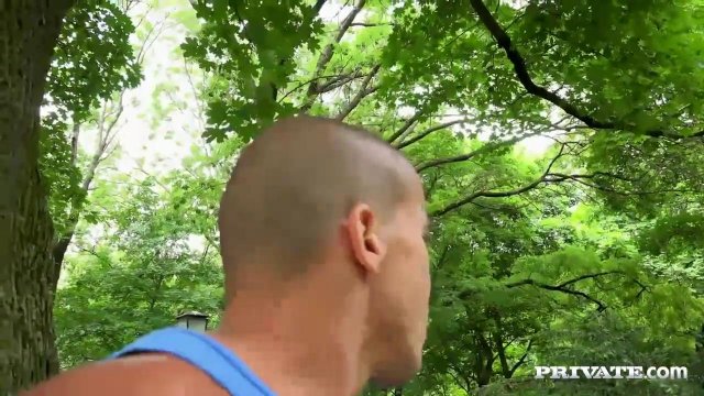 Двое учителей в саду колледжа ебут в пизду и анус молодую студентку