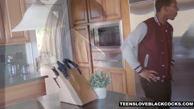 Превью Черный показал белой соседке огромную елду и трахнул на веранде № 2469