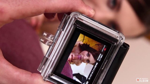 Превью Модель в павильоне для съемок ласкает хуец фотографа на бордовом диване № 2761