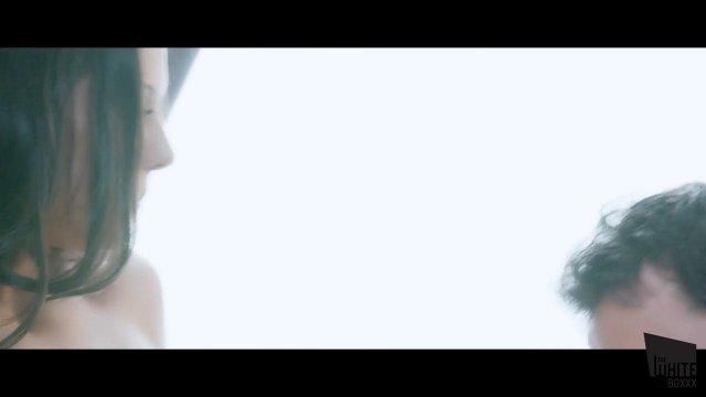 Сексуальная пара перед работой нежно и горячо занимается сексом