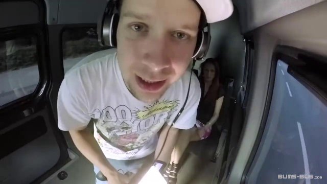 Превью Рыжая в автомобиле работает потной пиздой на большой палке водителя № 2852