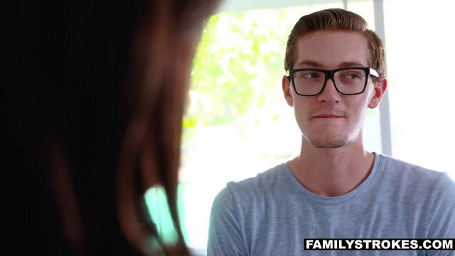 Превью Ботан снимает белые брюки и ебет студентку раком без преза в растянутую писечку № 3032