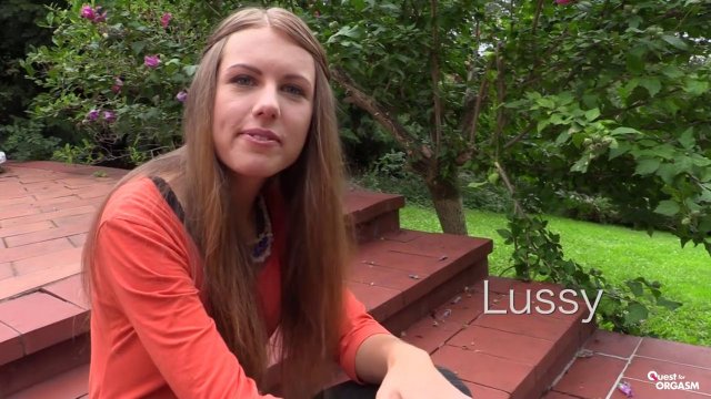 Превью Деваха перед камерой пацана водит голубым вибратором по клитору № 3353