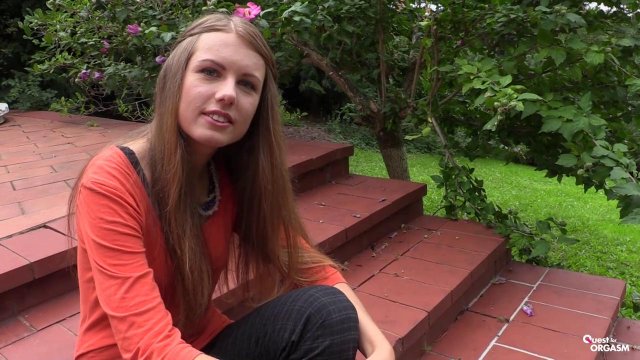 Превью Деваха перед камерой пацана водит голубым вибратором по клитору № 3353