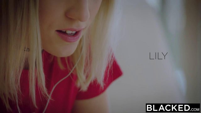 Превью Блондинка сняла трусики перед любовником подруги и приняла черный хрен в писе № 3474