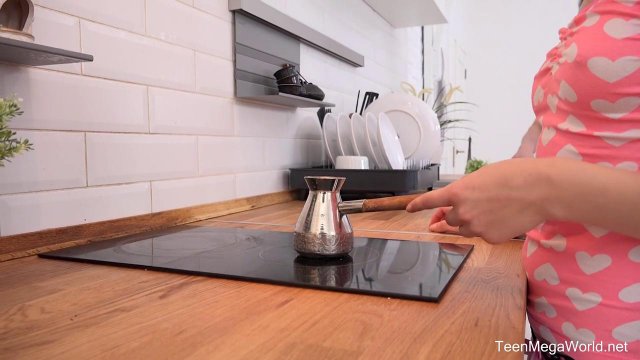 Превью Рыжеволосая бестия захотела член своего мужа прям на кухне № 35021