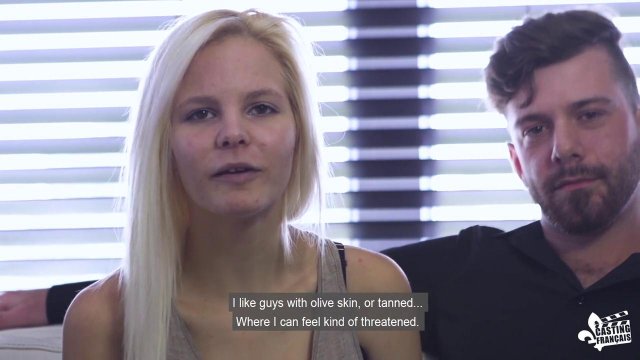 Зрелая блондинка с упругой попкой испытала оргазм, прогнувшись раком