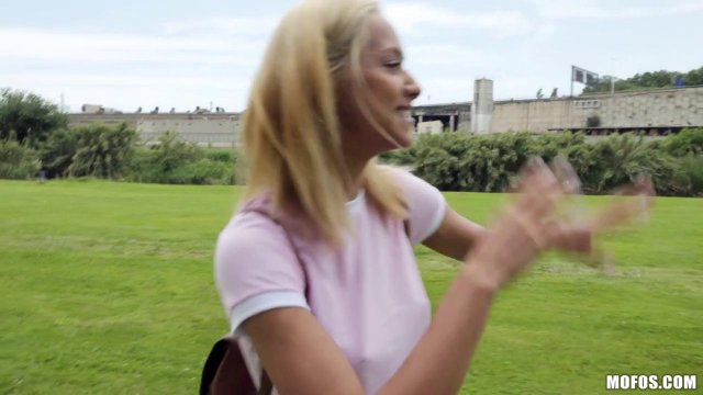 Блондинка - блогерша согласилась заняться сексом за деньги