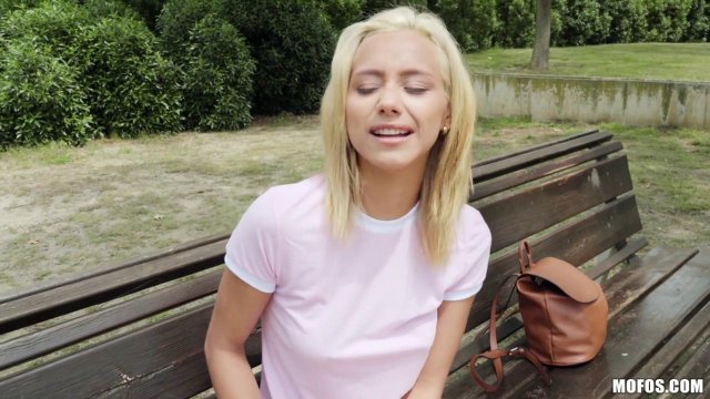 Превью Блондинка - блогерша согласилась заняться сексом за деньги № 35101