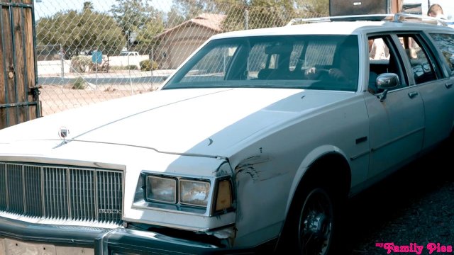 Превью Дафне нетерпелось получить оргазм, поэтому она начала соблазнять своего парня еще в машине № 35111