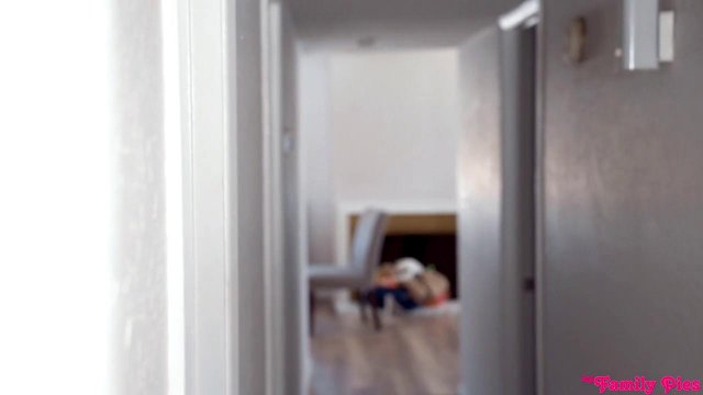 Превью Дафне нетерпелось получить оргазм, поэтому она начала соблазнять своего парня еще в машине № 35111