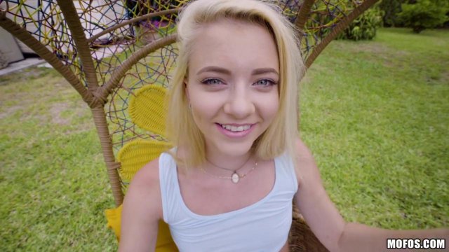 Превью Увидев соседа на заднем дворе, блондинка не устояла и соблазнила его № 35166