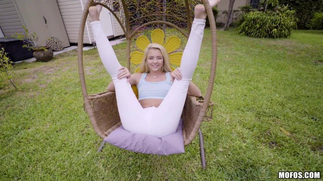 Превью Увидев соседа на заднем дворе, блондинка не устояла и соблазнила его № 35166