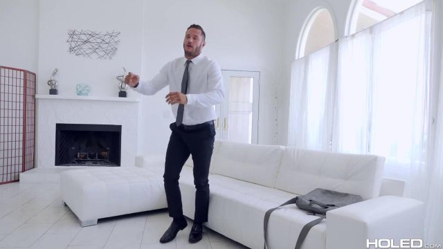 Превью Брюнетка не против стеклянного фаллоса в своей заднице, но настоящий лучше № 35175