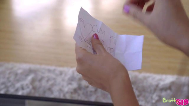 Развратницы Дженна выбрила сердечко на вагине перед страстным сексом