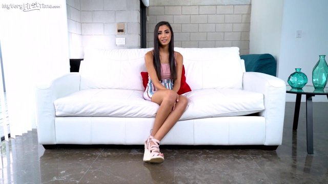 Красивая брюнетка с большой задницей всегда рада толстому члену