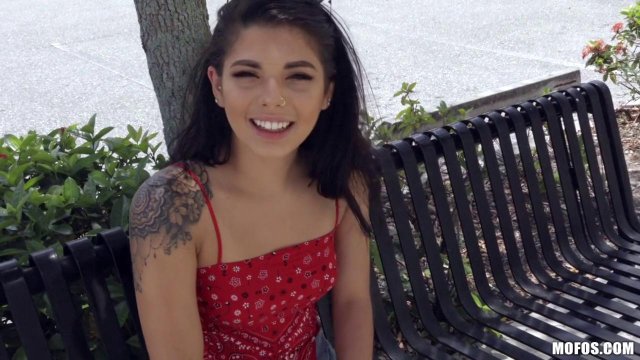 Превью Симпатичная брюнетка трахнулась с незнакомцем за двести баксов № 35341