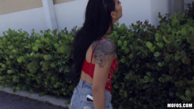 Симпатичная брюнетка трахнулась с незнакомцем за двести баксов