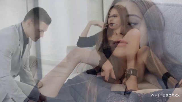 Превью Длинноволосая брюнетка кончила в неудобной позе на софе № 35381