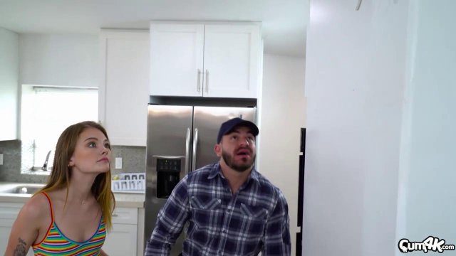 Превью Рыжеволосая развратница отблагодарила сантехника за работу своей киской № 35419