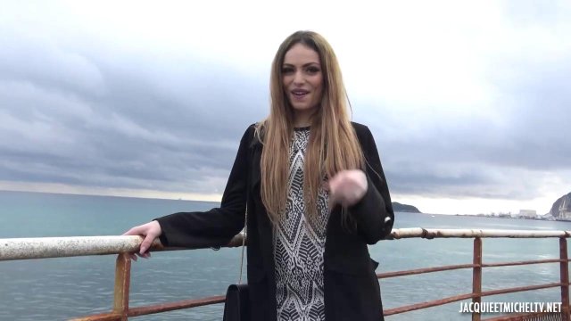 Похотливая проститутка сильно потекла во время жесткого секса