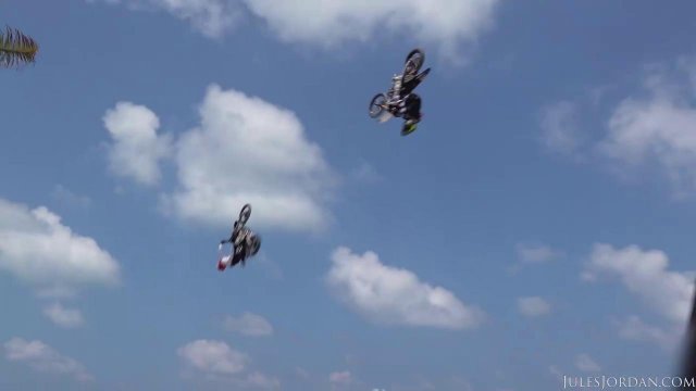 Превью Дерзкая брюнетка с большой попкой соблазнила спасателя на пляже № 35458