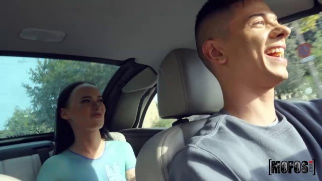 Красотка в спортивной форме оказалась без трусиков и заманила водителя домой