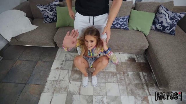 Превью Симпатичная телочка насаживается на огромный член своей вагиной № 35466