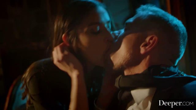 Распутная брюнетка напилась на вечеринке и оказалась сверху на большом члене