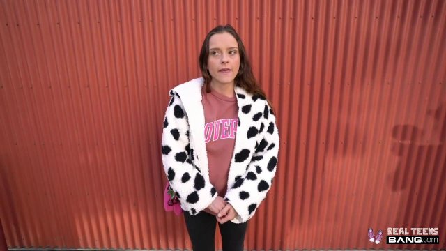 Превью Красивая телка с длинными ногами громко кричит от удовольствия № 35500