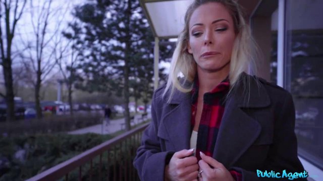 Превью Блондинка с голубыми глазами согласилась отсосать огромный член за сто евро № 35528