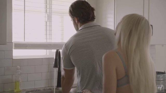 Превью Блондинка с челкой совратила друга на жаркий секс на кухне и потрахалась с ним после оральных ласк № 38016