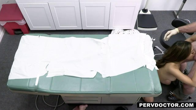 Превью Доктор и пациент трахают девушек и медсестру в групповухе № 38050