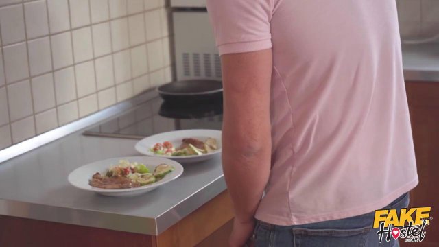 Студентки потрахались с комендантом в общаге