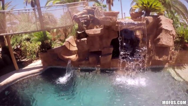 Превью Красивая телка отдалась у бассейна в загородном доме № 38070