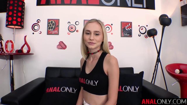 Худенькая девушка дала продюсеру в очко на порно кастинге