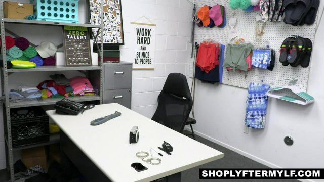 Превью Наглую воровку вместе с ее мамкой наказал охранник № 38170