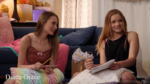 Превью Молодые лесбиянки на кровати трахают друг друга пальцами до оргазма № 39377