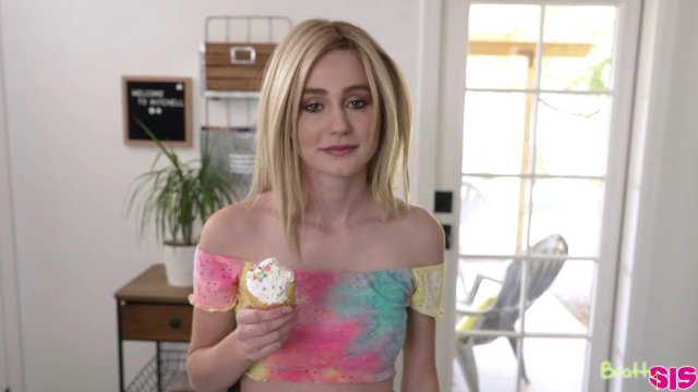 Превью Худая блондиночка отсосала соседскому парню и запрыгнула на его ствол для траха № 39385