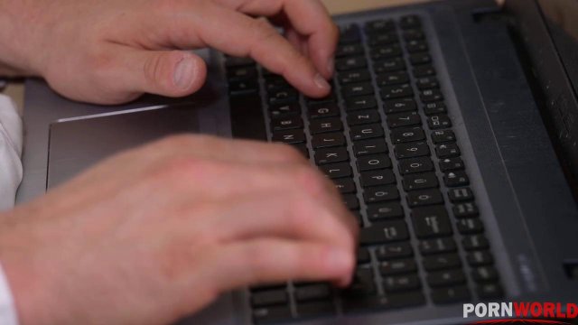 Превью Шлюшка обслуживает мужиков в тройничке и расчехляет дырки для двойного проникновения № 39393