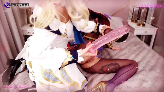 Девушки-лесбиянки устроили разврат с секс-игрушками в постели