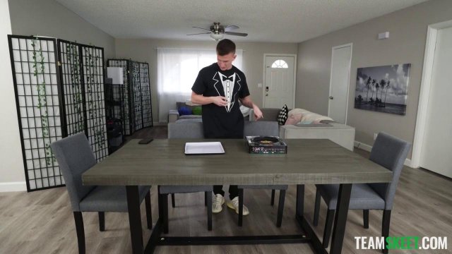 Подруги уговорили одного парня вместе попробовать ЖМЖ секс