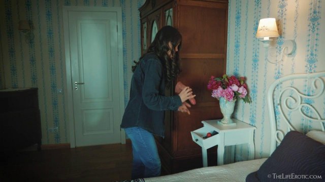 Девушка трахает мокрую киску резиновым членом и кончает