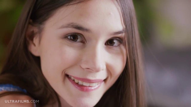 Нежная девушка засветила мокрую киску перед камерой