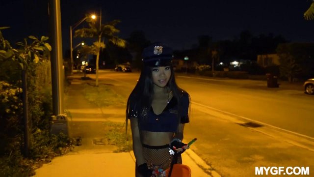 Превью Азиатка в униформе полицейской трахается в машине № 42702