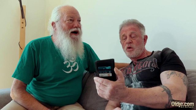 Бородатый мужик трахает молодую телочку со старым другом